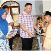 Pembina Irmas, Uha Juhana saat memberikan hadiah seusai acara lomba berniansa islami.